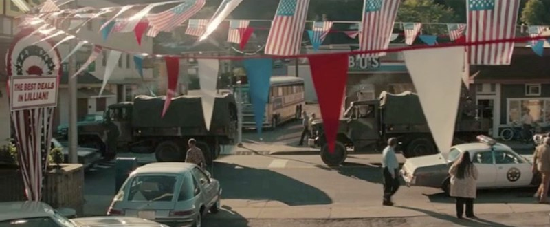 Illustration for article titled 61 Super 8 screengrabs unlock the clues in J.J. Abrams' new trailer